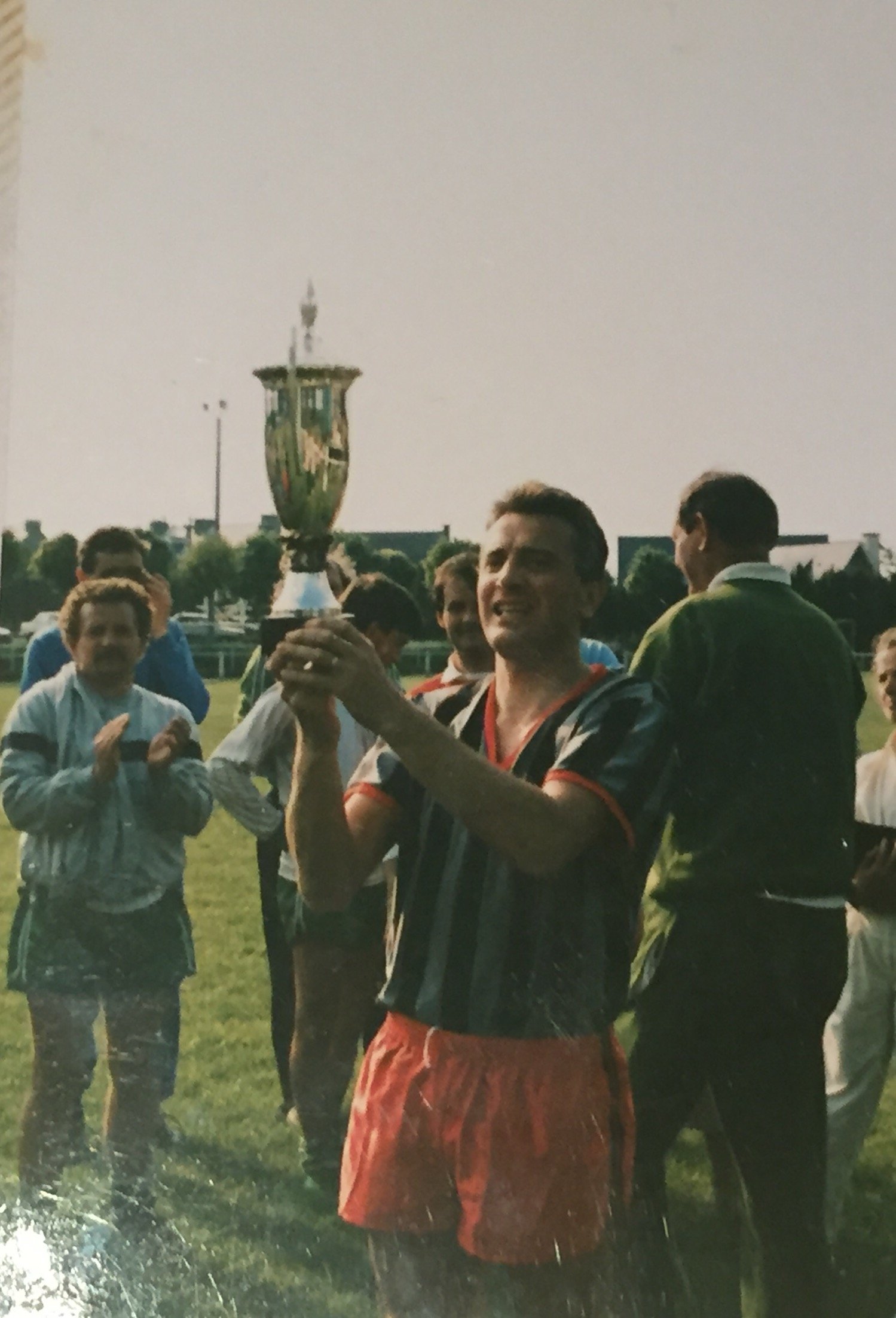 Nano soulève la Coupe des Vainqueurs